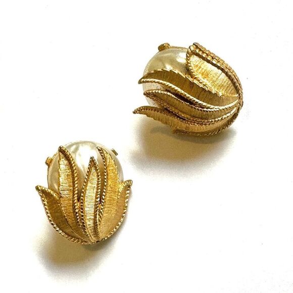 Sarah Coventry hidden pearl vintage clip on earrings - Picture 1 of 7